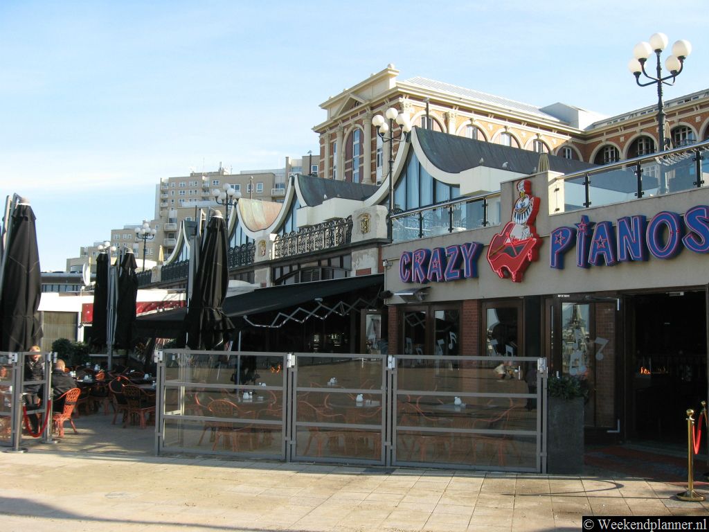 Bij het Kurhaus Hotel is het restaurant Crazy Piano's. De swingende pianisten bij Crazy Pianos spelen elke avond vanaf 19.00 uur en op zondagmiddag al vanaf 15.00 uur.